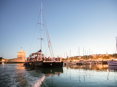 Coffret Balade en catamaran pour 2 adultes et 1 enfant depuis La Rochelle au coucher du soleil