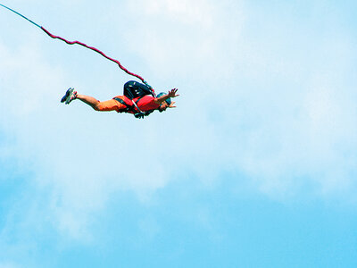 Caja Da el salto haciendo puenting