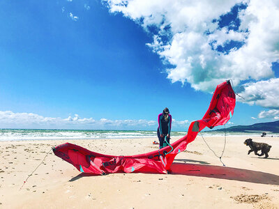 Caja 1 curso de kitesurf de 3 horas en Tarifa