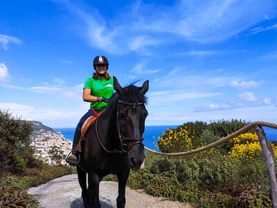 Cofanetto Indimenticabile passeggiata a cavallo (4h) per 2 persone a Pietra Ligure