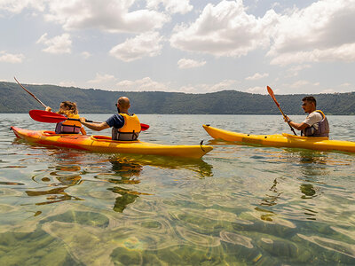 Tour in kayak nella storia romana e degustazione per 2 sul lago di Castel Gandolfo