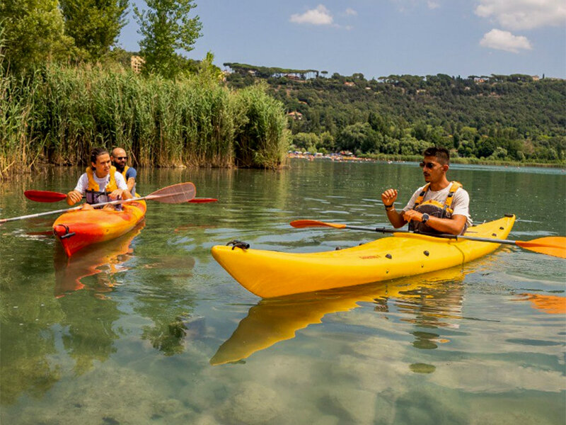 In kayak nell’antica Roma: tour con degustazione sul lago di Castel Gandolfo per 1