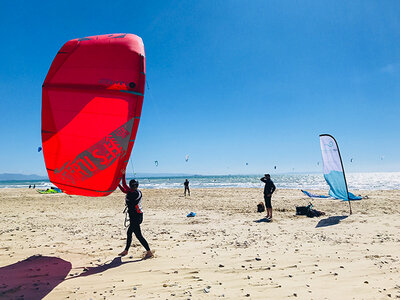 Diversión en Tarifa: 1 curso de kitesurfing de 3h para 2 personas