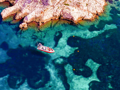 Excursion en bateau de 3h pour 2 personnes dans les calanques de Marseille au coucher du soleil avec rosé