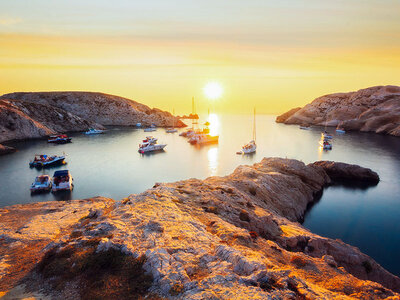 Coffret Excursion en bateau de 3h pour 2 personnes dans les calanques de Marseille au coucher du soleil avec rosé