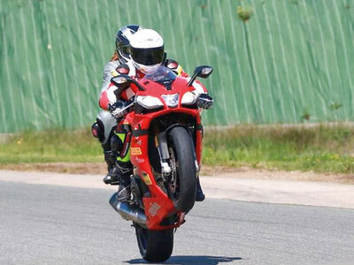 Einstiegsfahrt mit dem Motorrad oder Sportwagen auf der Rennstrecke von Magny-Cours