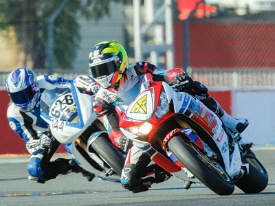 Cofanetto regalo Alla guida di moto o auto sportive sul circuito di Magny-Cours per 1 persona