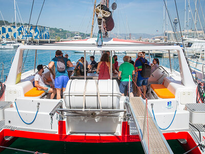 Caja Paseo en catamarán al atardecer en Barcelona para 2 personas