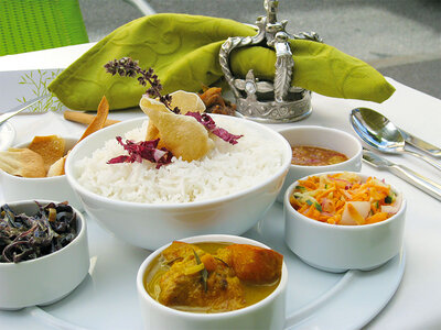 Cofanetto regalo Raffinata cena di 10 portate di pesce presso il rinomato Ristorante Serendib a Milano