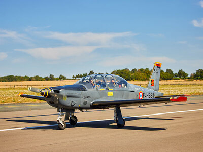 Vol en avion militaire emblématique avec voltiges de 25 min près de Paris