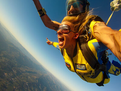 Caja Salto en tándem de 4000 metros con Skydive en Portugal para 2 personas