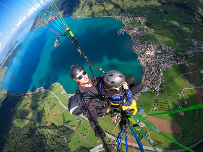 Box Atemberaubender Gleitschirmflug über dem Zürichsee