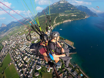 Atemberaubender Gleitschirmflug über dem Zürichsee