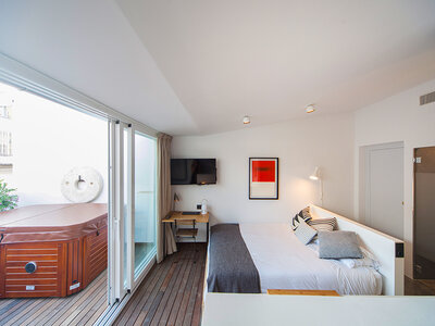 Caja Escapada de relax en Sevilla: 1 noche en ático de lujo y tratamiento de bienestar