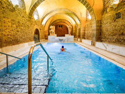 Caja regalo Balneario de Baños de Montemayor: acceso a la piscina termal romana durante 1 hora y masaje