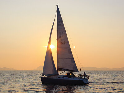 Caja ¡A bordo de un velero!: paseo de 4 horas para 2 por la ría de Vigo