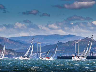 ¡A bordo de un velero!: paseo de 4 horas para 2 por la ría de Vigo