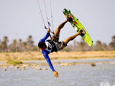 Caja ¡Pasión por el kitesurf!: 1 curso para 2 personas en Cádiz