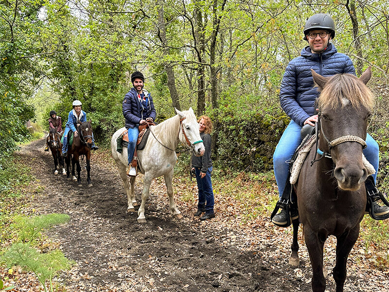 Sulle pendici dell’Etna in famiglia: passeggiata a cavallo di 1h per 2 adulti e 2 bambini