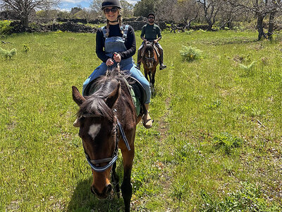 Passeggiata a cavallo di 1h sulle pendici dell’Etna per 2 persone