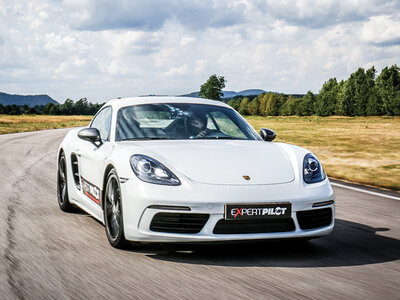 Doos 12 rondes racen in een Porsche Cayman, Alpine of Renault in Mettet