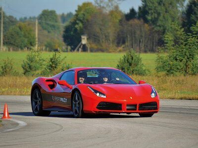 Doos 4 rondes racen in een Ferrari, Lamborghini of Porsche op het Circuit Geoparc