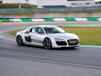 4 tours de pilotage au volant d'une Porsche GTA 4 ou Audi R8 sur le circuit de Mettet