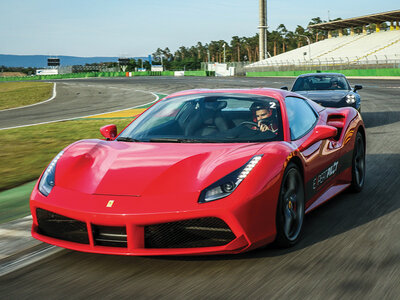 Pilotage Ferrari 488 et Porsche Cayman sur le circuit Geoparc dans les Vosges