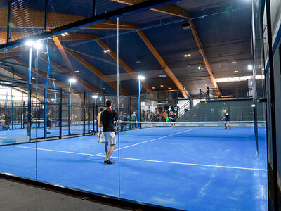 Box Sportlicher Spass bei 1 Stunde Padel mit 4 Personen bei Zürich