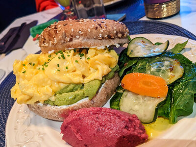 Caja Brunch en La Roel, Barcelona: 1 menú brunch con smoothie para 2 personas