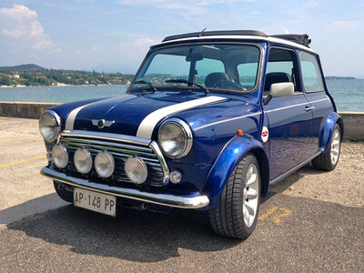 Cofanetto Guida di 5h a bordo di un’iconica auto vintage sul Lago di Garda