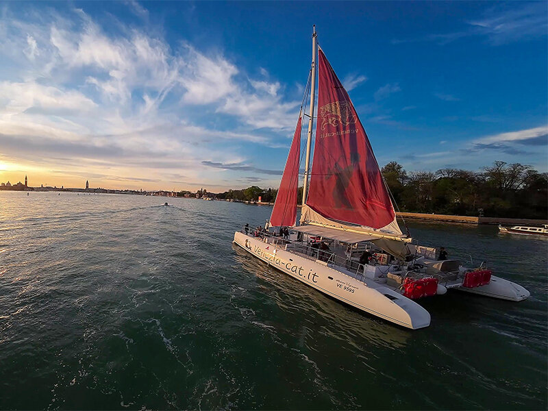 Venezia notturna: tour in catamarano con sassofono dal vivo e 2 bevande per 1 persona