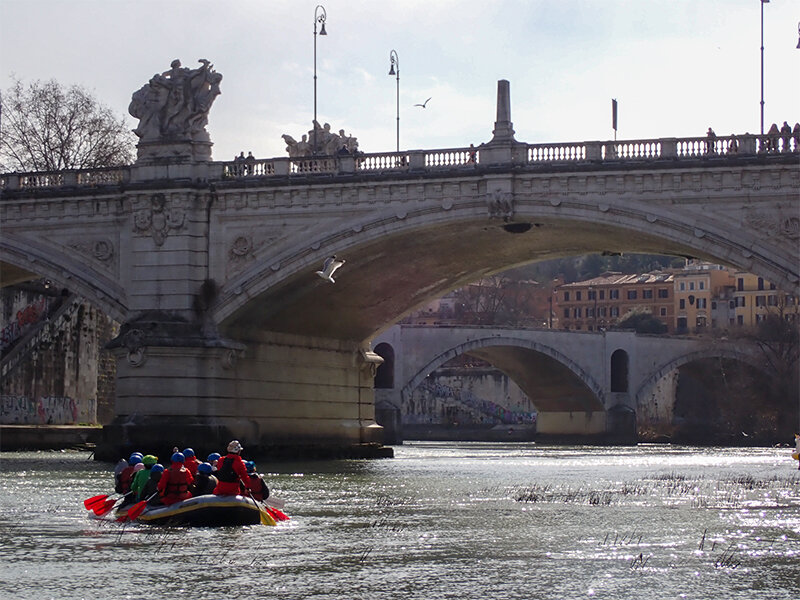 Divertimento e risate con il rafting sul Tevere a Roma per 2