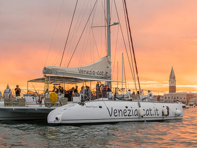 Cofanetto Venezia Jazz: tour in catamarano con sassofonista dal vivo e 2 bevande per 2 persone