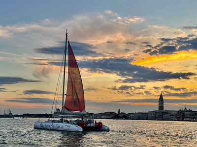 Venezia Jazz: tour in catamarano con sassofonista dal vivo e 2 bevande per 2 persone