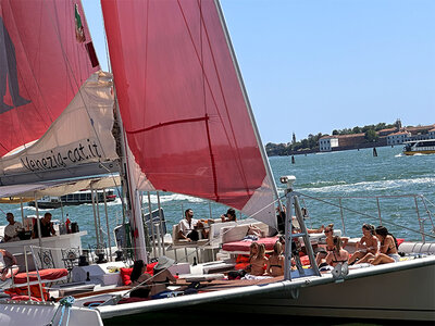 Venezia in catamarano: tour in Laguna con pranzo e 2 bevande incluse per 2 persone