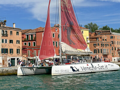 Cofanetto Venezia in catamarano: tour in Laguna con pranzo e 2 bevande incluse per 2 persone