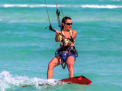 Caja regalo ¡Aventura doble en tabla!: 1 clase de kitesurf y 1 de paddle surf en Tarragona para 2