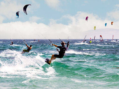 Caja ¡Aventura doble en tabla!: 1 clase de kitesurf y 1 de paddle surf en Tarragona para 2