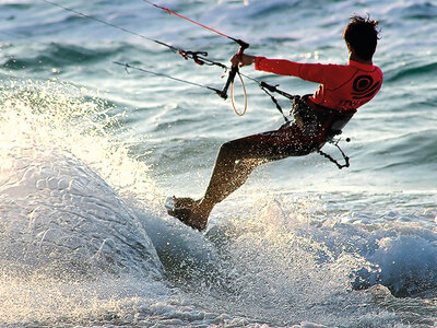 ¡Aventura doble en tabla!: 1 clase de kitesurf y 1 de paddle surf en Tarragona para 2