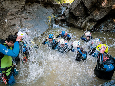 Geschenkbox Adrenalingeladene Canyoning-Tour am Vierwaldstättersee für 1 Person