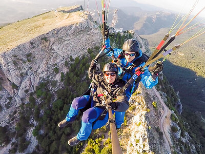 Caja Vuelo en parapente de 30 minutos con vídeo en Madrid para 1 persona