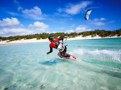 Caja regalo Bautismo de kitesurf semiprivado de 2 horas para 2 personas en Tarifa