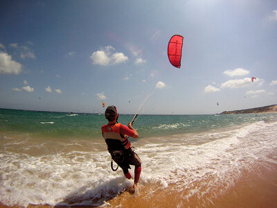 Bautismo de kitesurf semiprivado de 2 horas para 2 personas en Tarifa