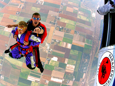 Spectaculaire skydive van 3000 meter hoogte