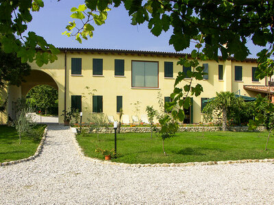 Cofanetto regalo 2 notti in agriturismo con pranzo, degustazione di vino e noleggio bici elettrica per 2
