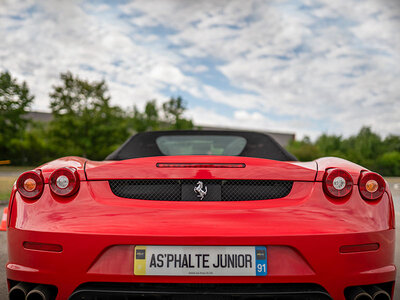 Stage de pilotage enfant : 2 tours de circuit en Lamborghini Gallardo ou Ferrari F430 Spider