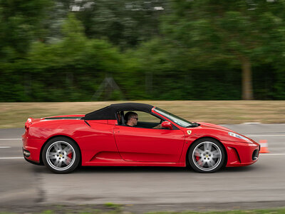 Coffret Stage de pilotage enfant : 5 tours de circuit en Ferrari F430 Spider