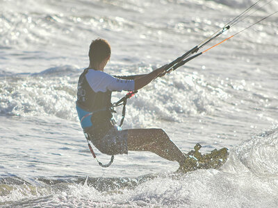 Caja 1 curso de kitesurf de 6 horas en Roquetas de Mar para 1 persona