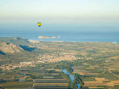 Vuelo en globo aerostático de 1 hora por la Costa Brava con reportaje